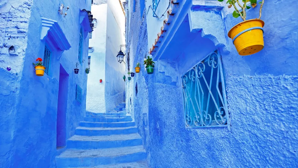 Chefchaouen vicoli con vasi